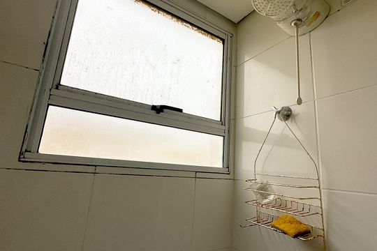 Banheiro de apartamento para alugar com 2 quartos, 48m² em Sertão do Maruim, São José
