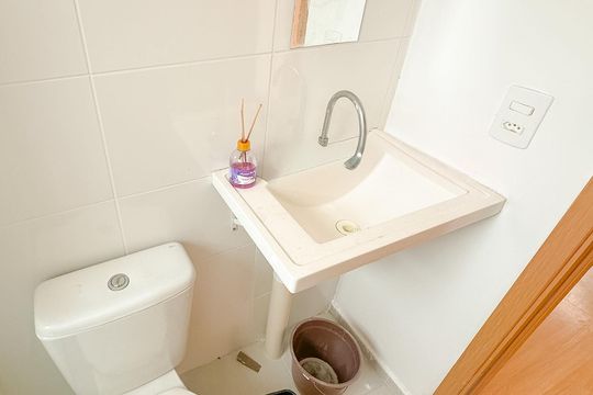Banheiro de apartamento para alugar com 2 quartos, 48m² em Sertão do Maruim, São José