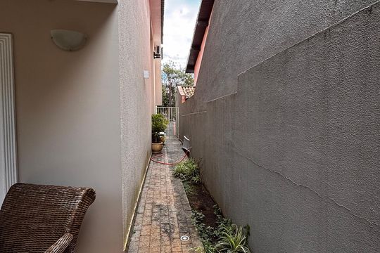 Lateral  de casa de condomínio para alugar com 4 quartos, 410m² em Morada dos Pássaros, Barueri