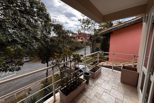 Varanda suíte 1 de casa de condomínio para alugar com 4 quartos, 410m² em Morada dos Pássaros, Barueri