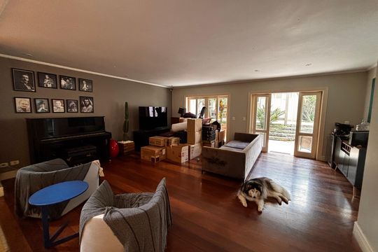 Sala  de casa de condomínio para alugar com 4 quartos, 410m² em Morada dos Pássaros, Barueri