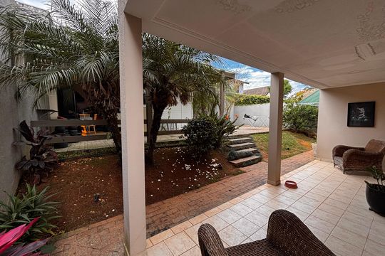Fundos de casa de condomínio para alugar com 4 quartos, 410m² em Morada dos Pássaros, Barueri
