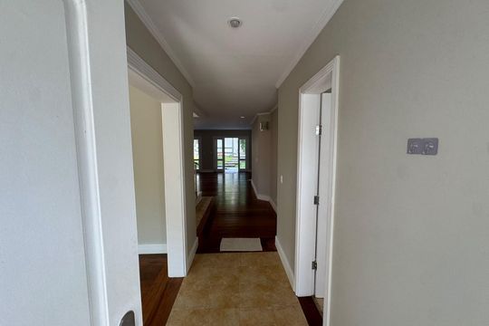 Corredor de casa de condomínio à venda com 4 quartos, 410m² em Morada dos Pássaros, Barueri