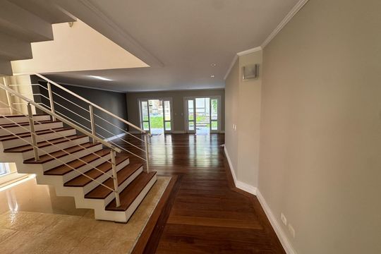 Sala de casa de condomínio à venda com 4 quartos, 410m² em Morada dos Pássaros, Barueri