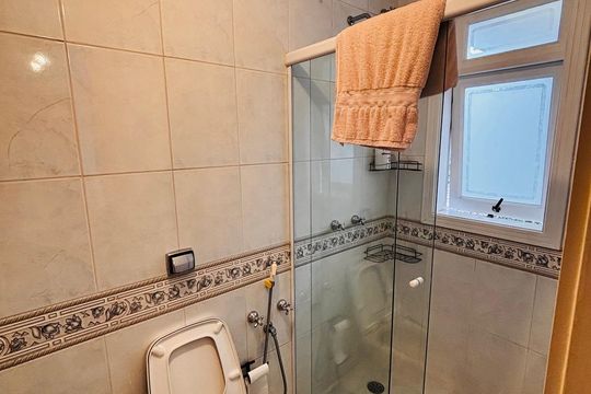 Banheiro suíte 1 de casa de condomínio para alugar com 4 quartos, 410m² em Morada dos Pássaros, Barueri