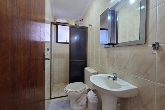 Banheiro de apartamento para alugar com 1 quarto, 43m² em Guilhermina, Praia Grande