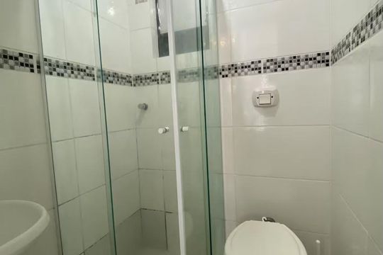 Banheiro de apartamento para alugar com 1 quarto, 21m² em Centro Histórico, Porto Alegre