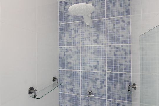 Banheiro da Suíte 1 de apartamento para alugar com 3 quartos, 146m² em Braga, Cabo Frio