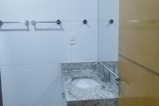 Banheiro da suíte 2 de casa para alugar com 4 quartos, 260m² em Centro, Contagem