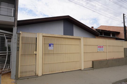 Fachada plaquinha KJFK - 265 de casa para alugar com 3 quartos, 200m² em Santa Cruz, Americana