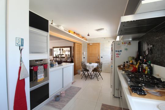 Cozinha de apartamento à venda com 4 quartos, 216m² em Itaim Bibi, São Paulo