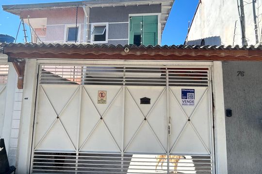 Placa instalada na fachada do imóvel  de casa à venda com 3 quartos, 154m² em Jardim Santa Cecilia, Guarulhos