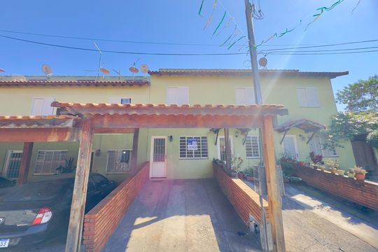 Placa instalada na fachada do imóvel de casa de condomínio à venda com 2 quartos, 119m² em Jardim Adriana, Guarulhos