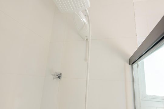 Banheiro da Suíte de apartamento para alugar com 2 quartos, 65m² em Residencial Portal da Mantiqueira, Taubaté