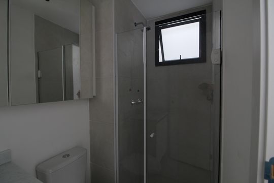 Banheiro de apartamento para alugar com 2 quartos, 45m² em Jacarepaguá, Rio de Janeiro