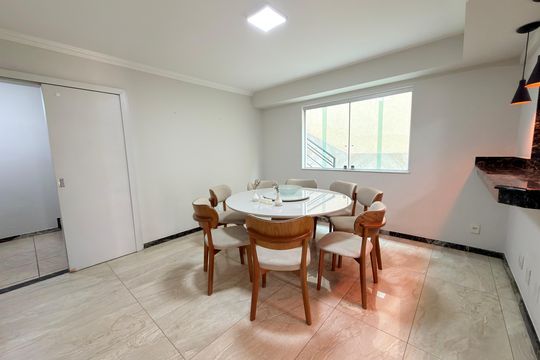 Sala de casa à venda com 3 quartos, 146m² em Planalto, Belo Horizonte