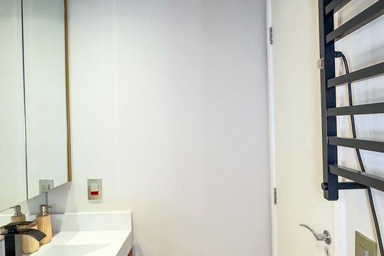 Banheiro de kitnet/studio à venda com 1 quarto, 24m² em Santo Amaro, São Paulo
