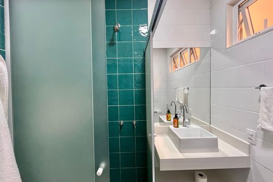 Banheiro  de apartamento para alugar com 1 quarto, 37m² em Copacabana, Rio de Janeiro