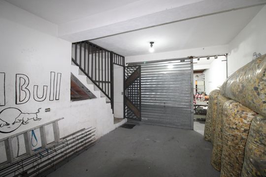 Garagem de casa à venda com 2 quartos, 125m² em Vila Chuca, São Paulo