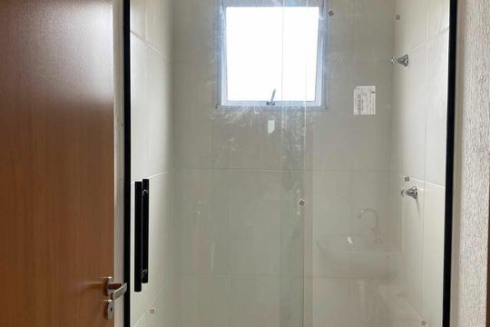 Banheiro de apartamento à venda com 2 quartos, 45m² em Vale das Amendoeiras, Contagem