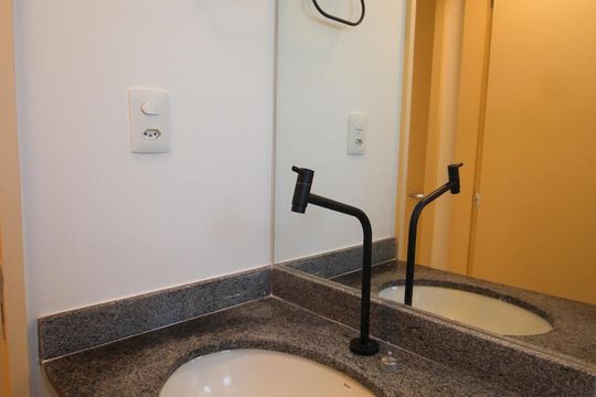 Banheiro de apartamento à venda com 2 quartos, 52m² em Jardim Monte Kemel, São Paulo