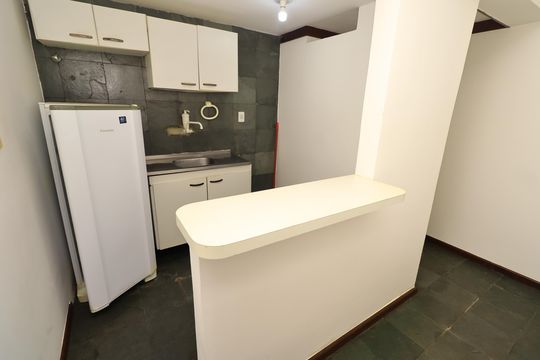 Sala/Cozinha de casa de condomínio para alugar com 1 quarto, 24m² em Praia do Flamengo, Salvador