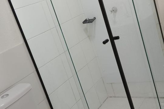 Banheiro de apartamento para alugar com 2 quartos, 39m² em Rio do Ouro, São Gonçalo