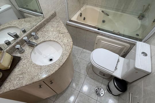 Banheiro da Suíte 2 de apartamento para alugar com 2 quartos, 150m² em Ponta da Praia, Santos