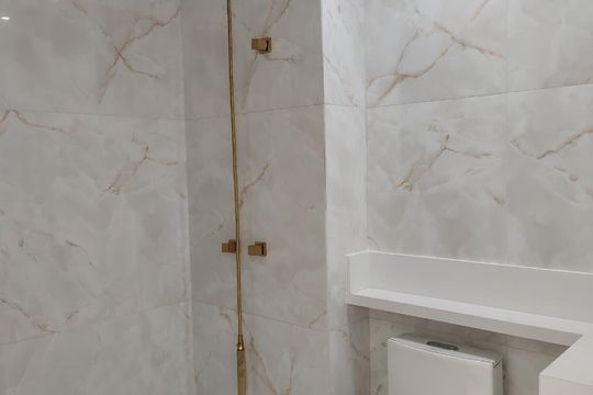 Banheiro de apartamento à venda com 2 quartos, 46m² em Piratininga, Osasco