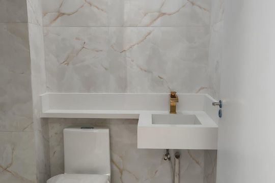 Banheiro de apartamento à venda com 2 quartos, 46m² em Piratininga, Osasco