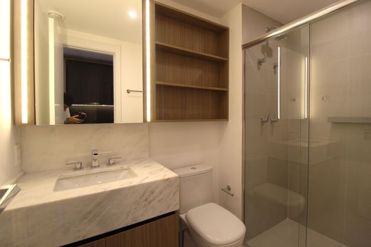 Banheiro de kitnet/studio para alugar com 1 quarto, 30m² em Indianópolis, São Paulo