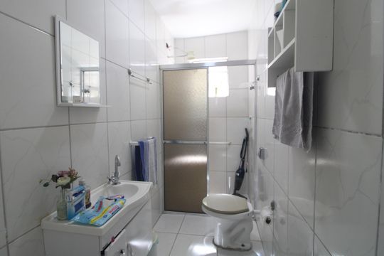 Banheiro comum de casa à venda com 2 quartos, 130m² em Jardim Edilene, São Paulo