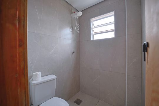 Banheiro de apartamento para alugar com 2 quartos, 51m² em Conjunto Habitacional Padre Manoel da Nobrega, São Paulo