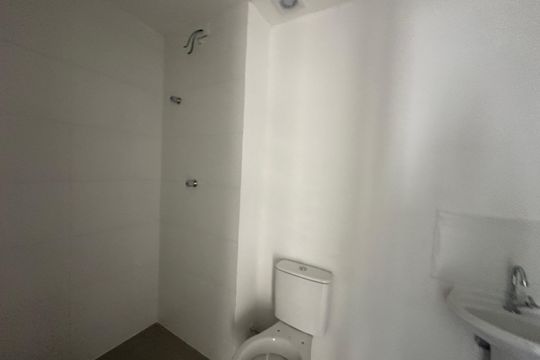 Banheiro Social de apartamento à venda com 2 quartos, 60m² em Jardim Maria Helena, Barueri