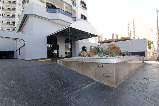 Fachada e portaria de apartamento para alugar com 1 quarto, 54m² em Centro, Uberlândia