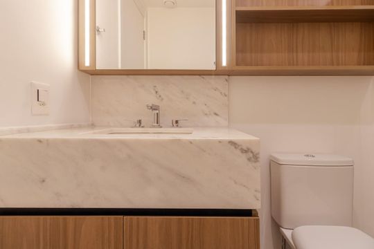 Banheiro de kitnet/studio para alugar com 1 quarto, 41m² em Indianópolis, São Paulo