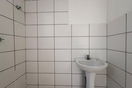 Banheiro Social de apartamento à venda com 2 quartos, 45m² em Nacional, Contagem