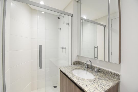 Banheiro 2 de apartamento à venda com 3 quartos, 71m² em Santo Inácio, Curitiba