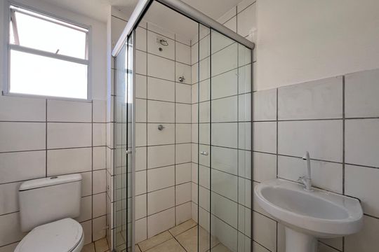 Banheiro Social de apartamento à venda com 2 quartos, 45m² em Vale das Amendoeiras, Contagem