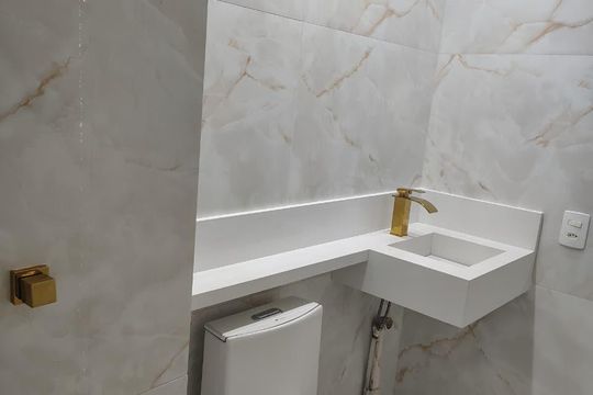 Banheiro de apartamento à venda com 2 quartos, 46m² em Piratininga, Osasco