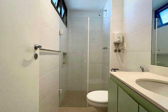 Banheiro de kitnet/studio para alugar com 1 quarto, 47m² em Pinheiros, São Paulo