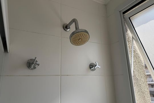 Banheiro da Suíte de apartamento para alugar com 1 quarto, 50m² em Vila Matias, Santos