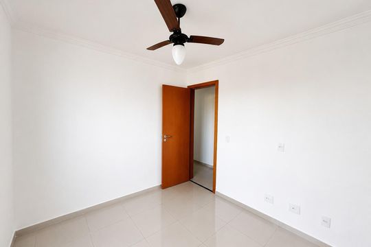 Quarto 2 de apartamento para alugar com 2 quartos, 65m² em Santa Terezinha, Belo Horizonte