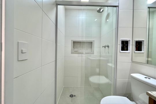 Banheiro de kitnet/studio para alugar com 1 quarto, 24m² em Vila Santa Catarina, São Paulo