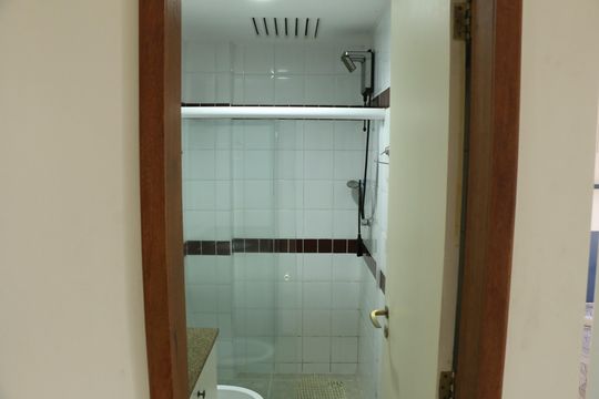 Banheiro de kitnet/studio para alugar com 1 quarto, 30m² em Centro, Nova Iguaçu