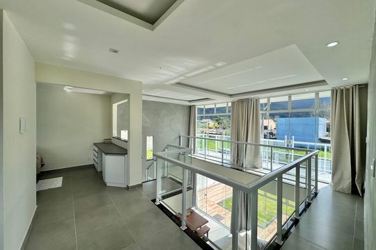 Hall Dormitórios de casa de condomínio à venda com 3 quartos, 180m² em Vargem Grande, Rio de Janeiro