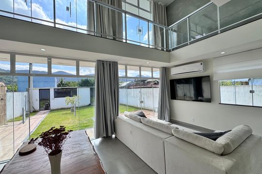 Sala de casa de condomínio à venda com 3 quartos, 180m² em Vargem Grande, Rio de Janeiro