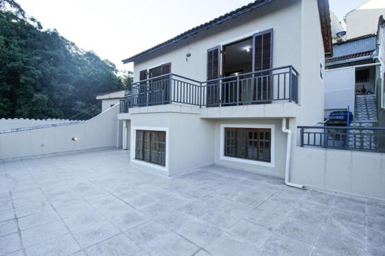 Área externa de casa para alugar com 3 quartos, 175m² em Jardim Regina, São Paulo