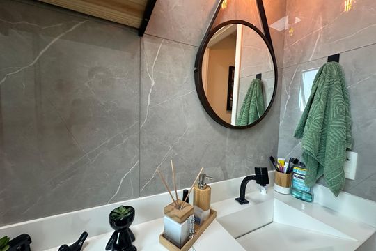 Banheiro de apartamento à venda com 2 quartos, 56m² em Vila Iracema, Barueri