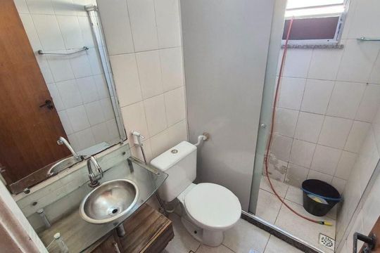 Banheiro de casa de condomínio para alugar com 2 quartos, 110m² em Vista Alegre, São Gonçalo